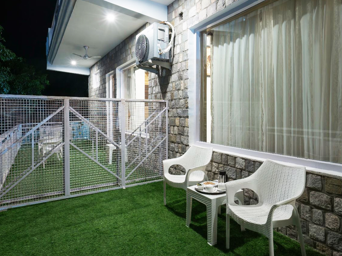 Private Riverside Balcony With Suite